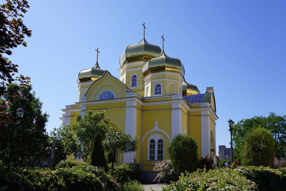 Katedrála svätého Jána v centre mesta Comrat. Väčšina Gagauzov patrí k ortodoxnému kresťanstvu a sú považovaní za religióznych.
