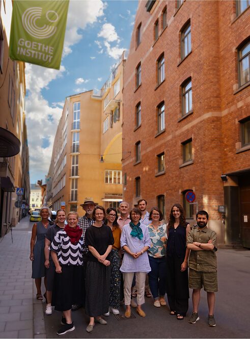 Mitarbeiter*innen auf der Bryggargatan vor dem Goethe-Institut in Stockholm