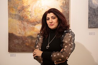die Künstlerin Shara Rashid vor einem ihrer Gemälde bei der Veranstaltung in Erbil