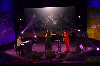 Sängerin Simin Tander, Klarinettistin Annette Maye und Pianist Jeroen van Vliet beim Auftritt in Erbil