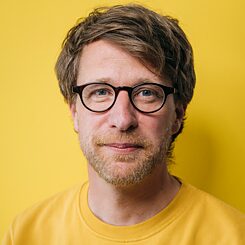 Portrait of Martin Nejezchleb (Czech Republic): He is reporter and editor for DIE ZEIT. In the Leipzig office of the weekly newspaper, he writes about eastern Germany and the centre of Europe. He was born in Czechoslovakia, grew up in Bavaria and worked as a journalist in Prague and Berlin. In 2019 he received the German Reporter Award for his work as well as the German-Czech journalist prize in 2023.