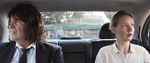 Bir erkek ve bir kadın arabada oturuyor ve farklı yönlere bakıyorlar