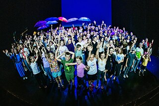 Ein gemeinsames Bild mit allen Teilnehmenden auf der Bühne
