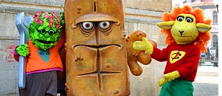Die Kultfigur Bernd das Brot vor dem Rathaus in Erfurt neben seinen Kinderkanal-Freunden Briegel der Busch (l.) und Chili das Schaf (r.)