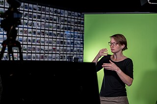 Dolmetschen in die tschechische Gebärdensprache für gehörlose Menschen, deren Muttersprache die tschechische Gebärdensprache ist (Dolmetscherin Michaela Dudková aus der OrganisationDeaf Friendly).