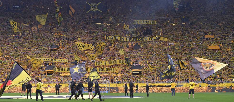 Le « mur jaune » – ces 25 000 spectateurs debout, les fans de l’équipe de Dortmund.