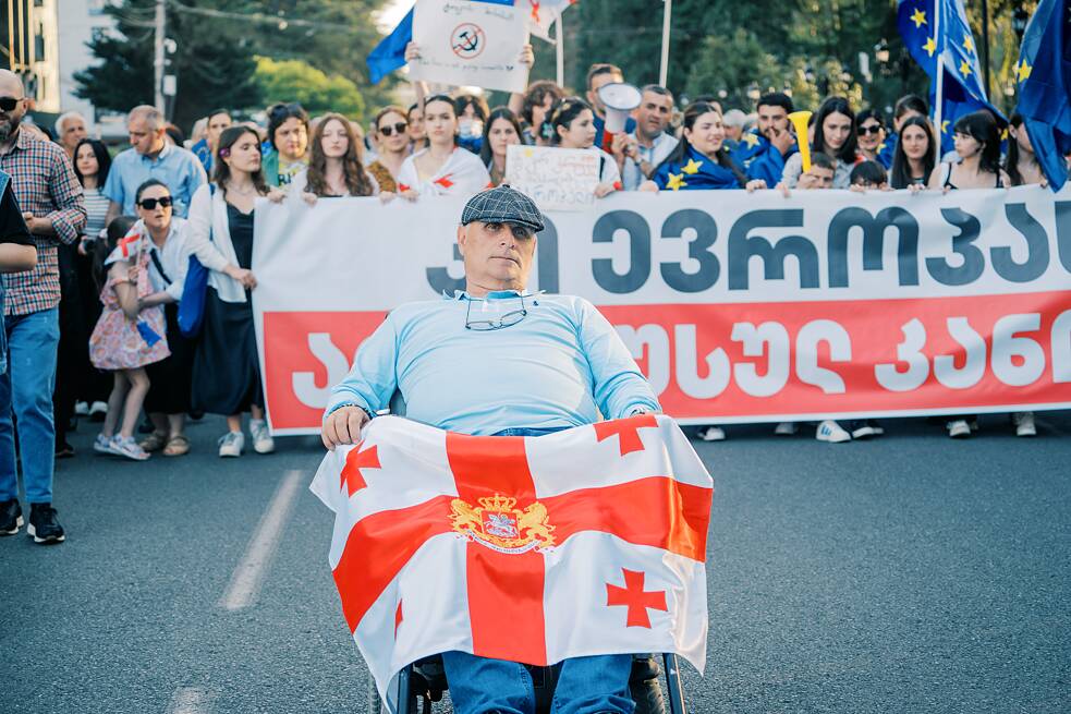Ruslan Sadzhaya bei einer Kundgebung in Zugdidi
