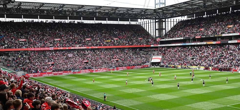 Public record à la Bundesliga allemande féminine : 38000 spectateurs et spectatrices sont venus assister au match du 1. FC Cologne contre l’Eintracht Francfort en avril 2023. 