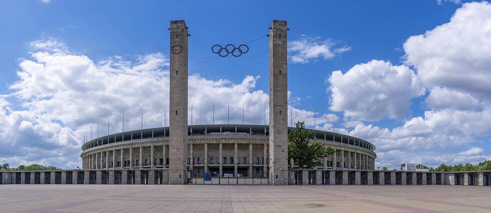 ¿Cómo tratar un estadio construido durante la época nazi? El Olympiastadion de Berlín es una fuente constante de controversia. 