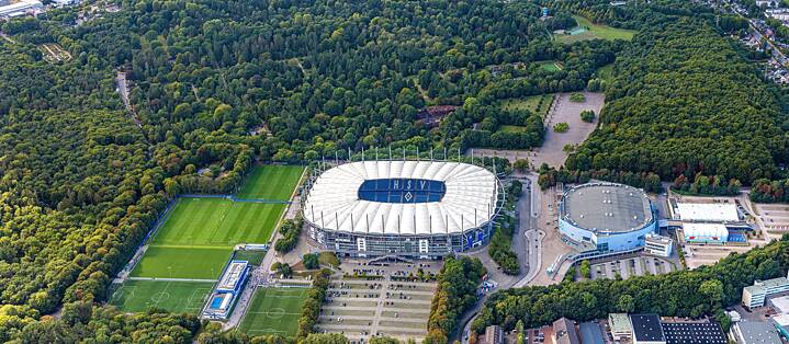 Der Name ist Programm: Das Volksparkstadion liegt mitten im Grünen – im Hamburger Volkspark.