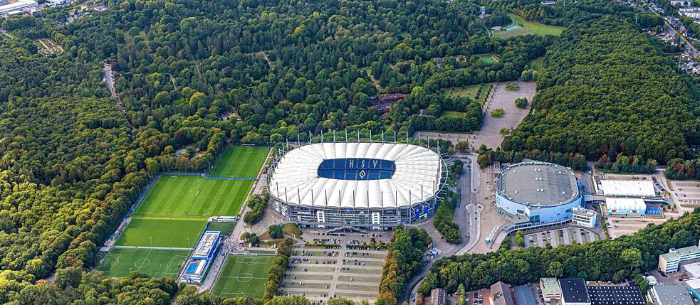 El nombre lo dice todo: el Volksparkstadion está rodeado de vegetación, en el Volkspark de Hamburgo.