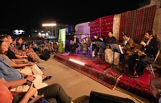 Musikergruppe spielt Konzert vor Publikum