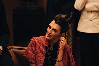 La stilista franco-spagnola Paloma Picasso in una scena della serie "Becoming Karl Lagerfeld".