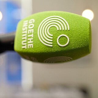 Nahaufnahme eines Mikrophons mit dem Logo des Goethe-Instituts