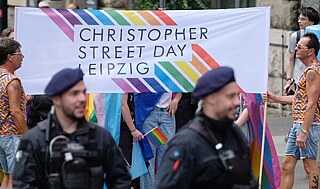 Leipzig, Sommer 2022: Teilnehmende am CSD werden in der Innenstadt von der Polizei begleitet 