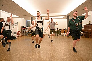 Training der queeren Schuhplattler „D' Schwuhplattler” in München