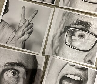 schwarz-weiß Fotos von Augen, Händen und Mund