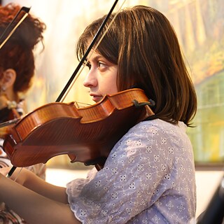 Fatima Rauuf in workshop playing violin 