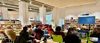 Leute, die in der Bibliothek des GI in Sofia sitzen