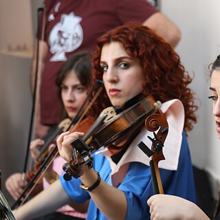 Hend Fares playing the violin in workshop 