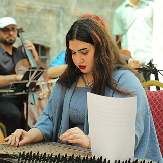 Safa Qussay in workshop performing 