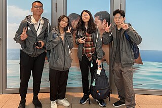 Eine Gruppe Jugendlicher posiert für die Kamera.