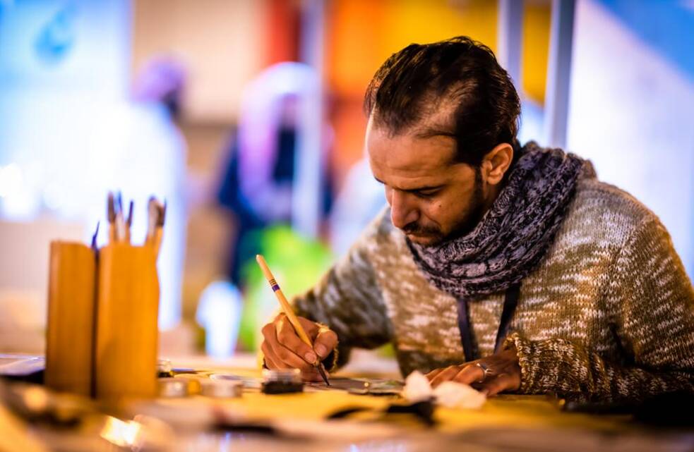 Abdulaziz Almojathil, calligraphe et dessinateur bien établi, a pu tirer des revenus lucratifs de la vente de ses œuvres d'art à des collectionneurs d'art et à des entreprises, mais il affirme que le coût de production le rend toujours dépendant de son travail quotidien. 
