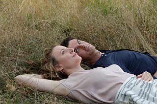 Eine Frau und ein Mann liegen im Gras