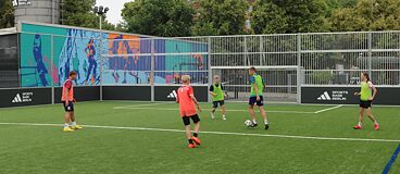 Die Jugendlichen spielen Fußball auf dem Sportsbasis Berlin