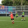 Die Jugendlichen spielen Fußball auf dem Sportsbasis Berlin