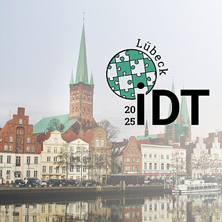 Skyline von Lübeck, das Logo der IDT 2025