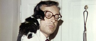 Photo is showing the Lithuanian diplomat Stasys Lozoraitis Jr. with a cat. 