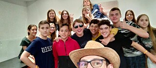 Eine Gruppe Jugendlicher beim Selfie