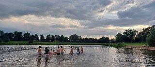 Jugendliche haben Spaß in einem See.