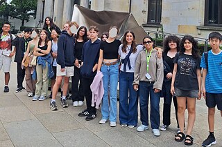 Jugendliche vor der Kunsthalle