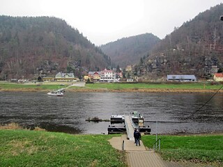 Blick auf Schmilka mit Fähre von der anderen Elbseite