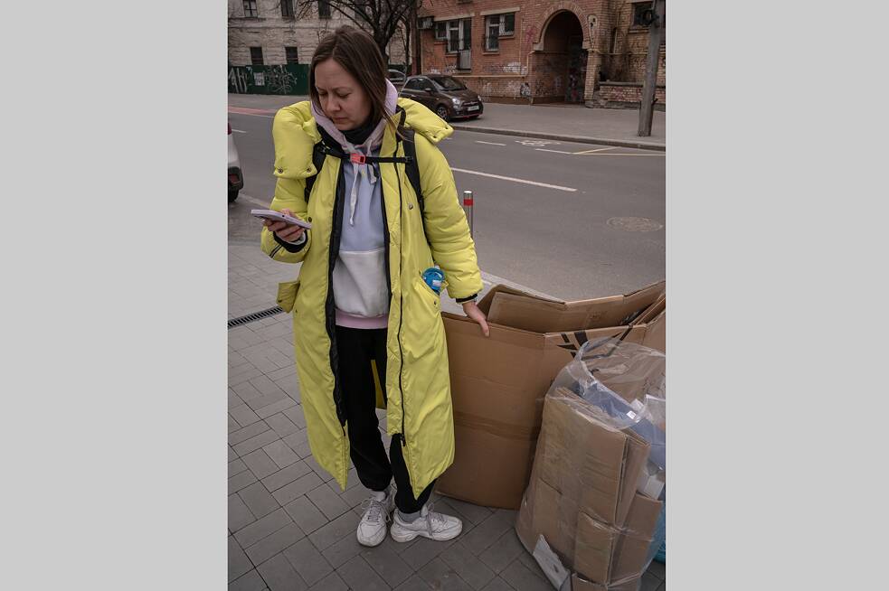 Nasťa čeká na taxi, které ji odveze do recyklačního centra „Ukrajina bez odpadků“ na okraji Kyjeva.