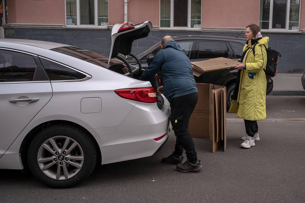 Nastya packt den Müll in den Kofferraum. Die Kartons hat sie vorher akribisch von Klebebändern befreit, da diese sonst nicht in der Recyclingstation angenommen werden.