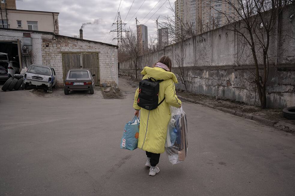 Nastya auf dem Weg zur Recyclingstation im hinteren Teil eines alten Industriehofes.