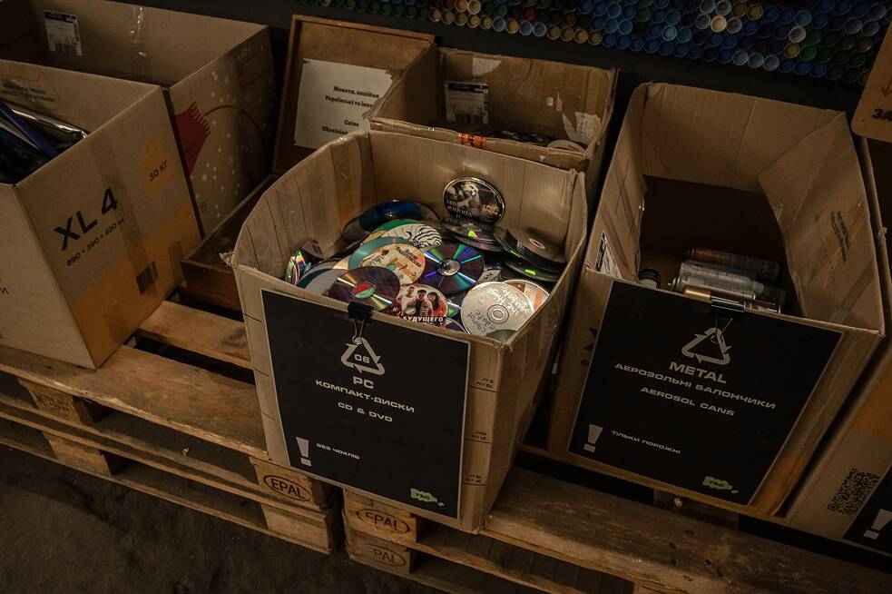 V recyklačním centru „Ukrajina bez odpadků“ je k dispozici třídicí box téměř na všechno.