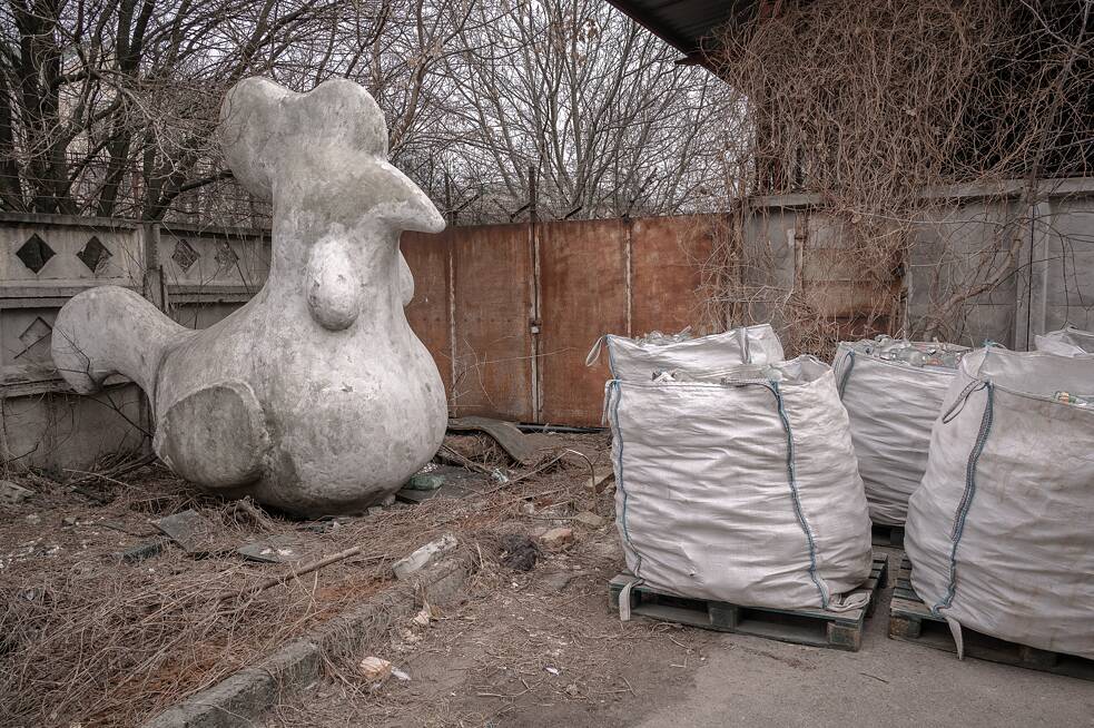 Vor der Recyclingstation „Ukraine ohne Müll“ wacht dieser meterhohe Hahn über die korrekte Mülltrennung.