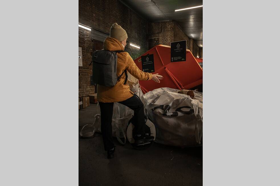 Eine Person recycelt ihren Müll in der Recyclingstation „Ukraine ohne Müll“.