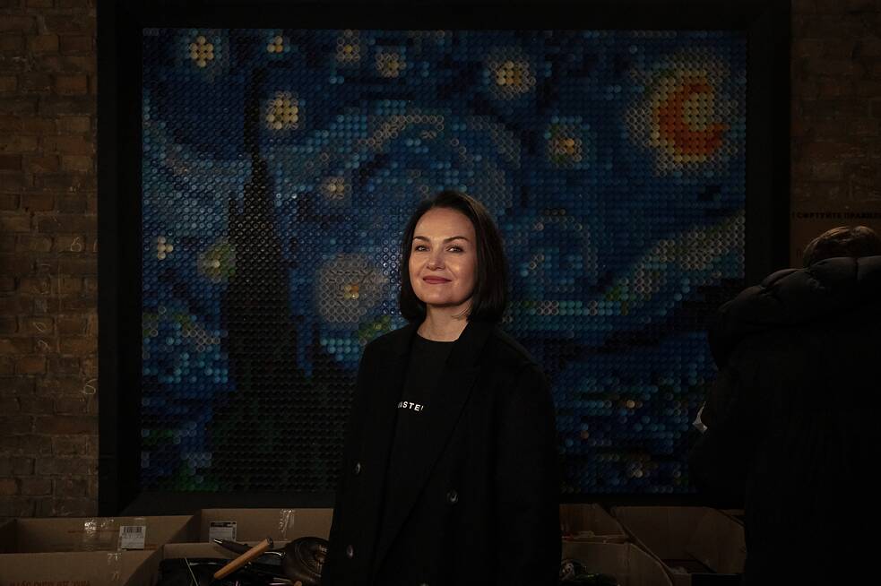 Průkopnice třídění odpadu Yevheniia Aratovska založila recyklační centrum „Ukrajina bez odpadu“. Jejím cílem je zbavit Ukrajinu odpadků. V pozadí je mozaika z recyklovaných víček z PET lahví – „Hvězdná noc“ Vincenta van Gogha.