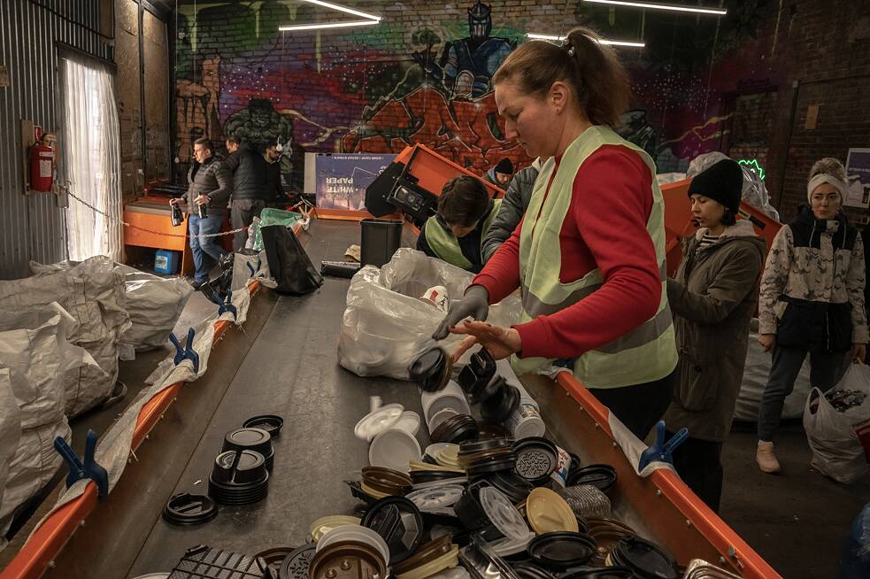 Eine Mitarbeiterin von „Ukraine ohne Müll“ beim Sortieren. Für rund 150 Hrywen (etwa 3,50 Euro) pro Sack übernehmen Mitarbeiter die Feinsortierung, wenn man selbst keine Zeit dafür hat. Ansonsten ist das Recycling kostenlos.