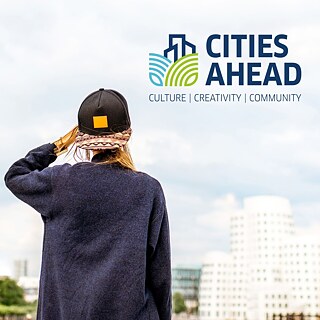 Person vor Stadt mit Logo Cities Ahead