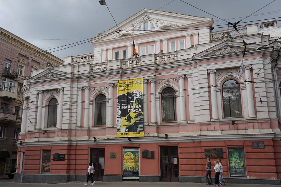 Divadlo v Charkivu. Nadále se tu hrají představení a konají premiéry.