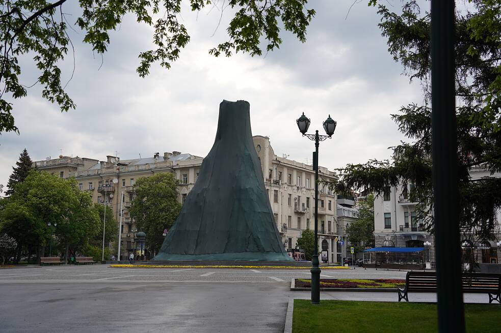 Das Denkmal des ukrainischen Nationaldichters Taras Schewtschenko ist – wie viele bedeutende Denkmäler in der Ukraine – verhüllt, um es vor Schäden durch Beschuss zu schützen.