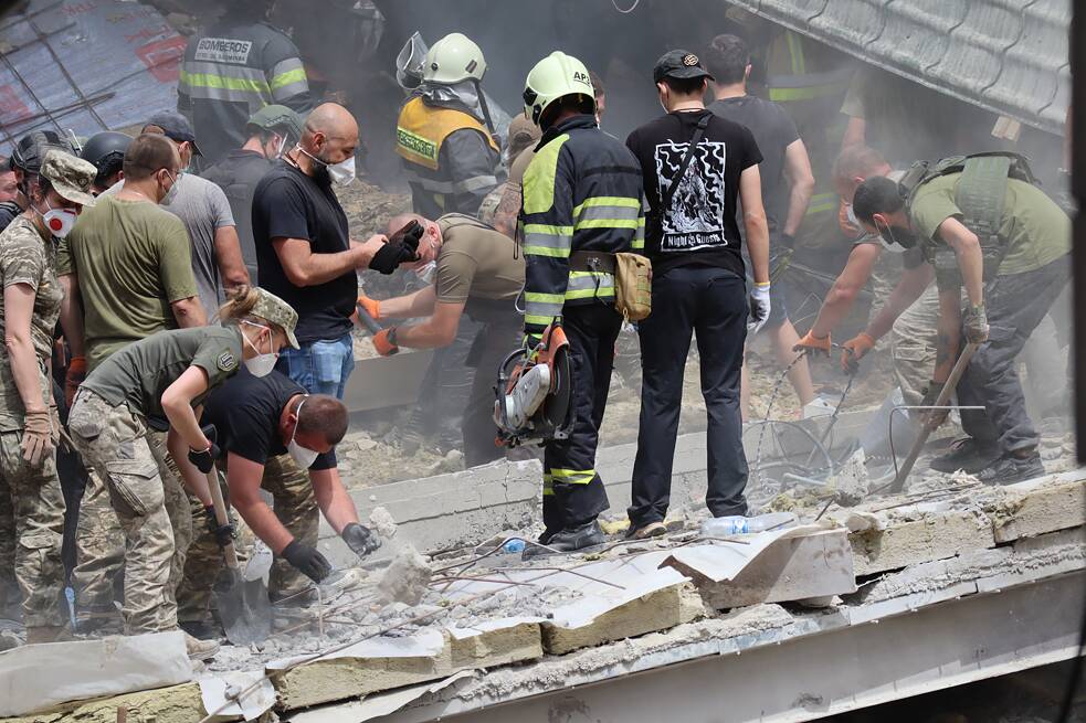 Українські військові, рятувальники та волонтери розбирають по камінцю завали. Внаслідок атаки загинули двоє людей, за медичною допомогою звернулися 32 поранених. Госпіталізовані з травмами 8 дітей.