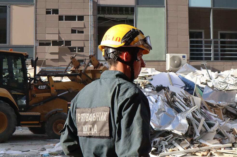 Ein Rettungssanitäter auf dem Gelände des Krankenhauses Ochmatdyt im Zentrum von Kyjiw. Aufgrund der großen Zerstörungen halfen zivile Freiwillige und Militärs bei der Beseitigung der Trümmer.