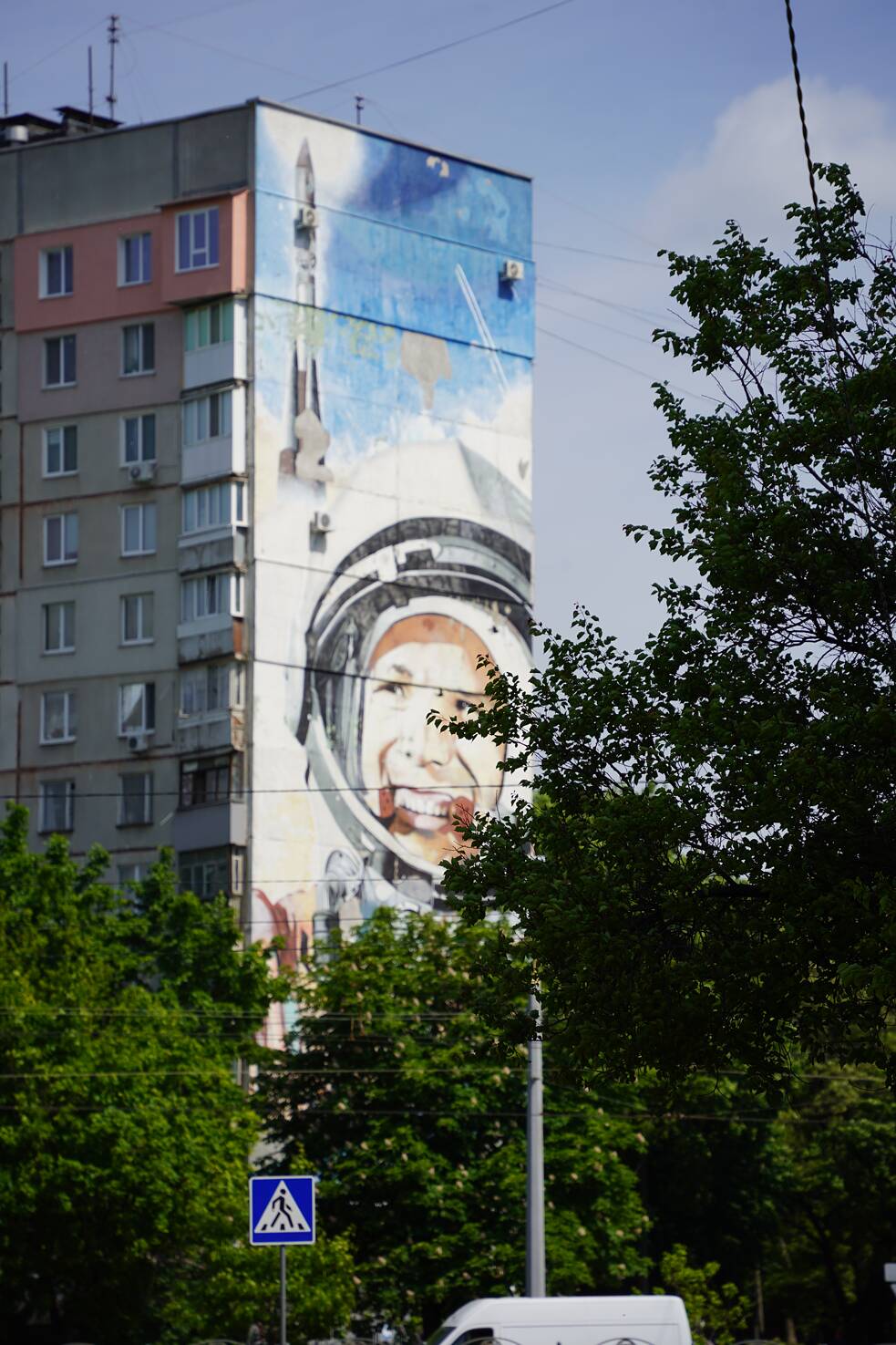 Z tohoto murálu se usmívá Jurij Gagarin, první člověk ve vesmíru, na ulici, která je po něm pojmenovaná. Nedaleko odsud bydlí Valerij (77).